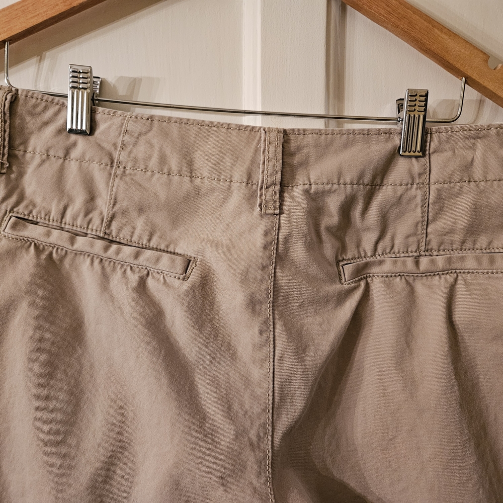 Men's Old Navy Khaki Shorts - Picture 4 of 4